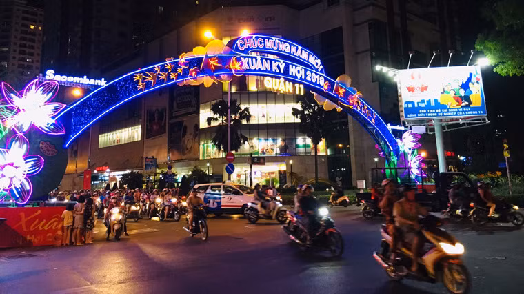 Hầu hết các tuyến đường ở quận 11, TP HCM đều rực rỡ để người dân và du khách khắp nơi đón Tết.