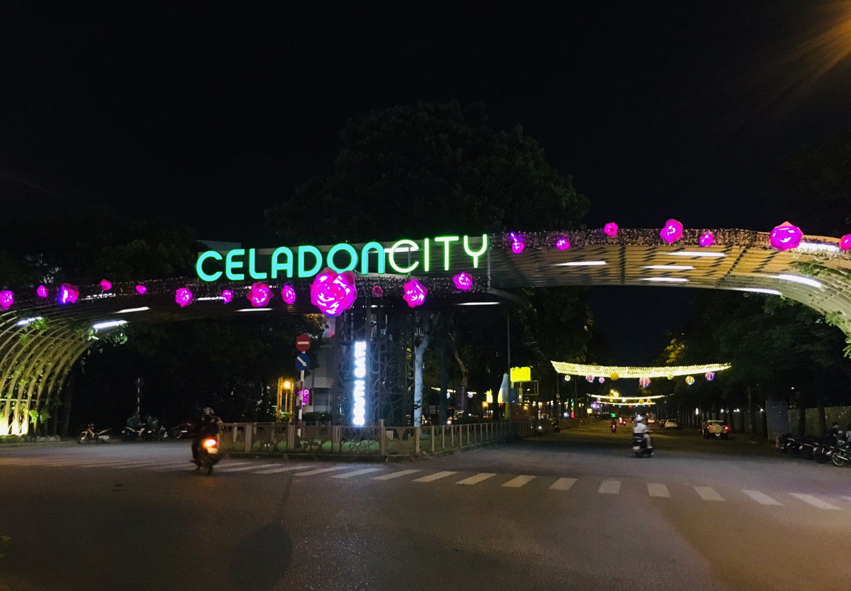 Nhiều khu vui chơi giải trí cũng được trang trí lộng lẫy.