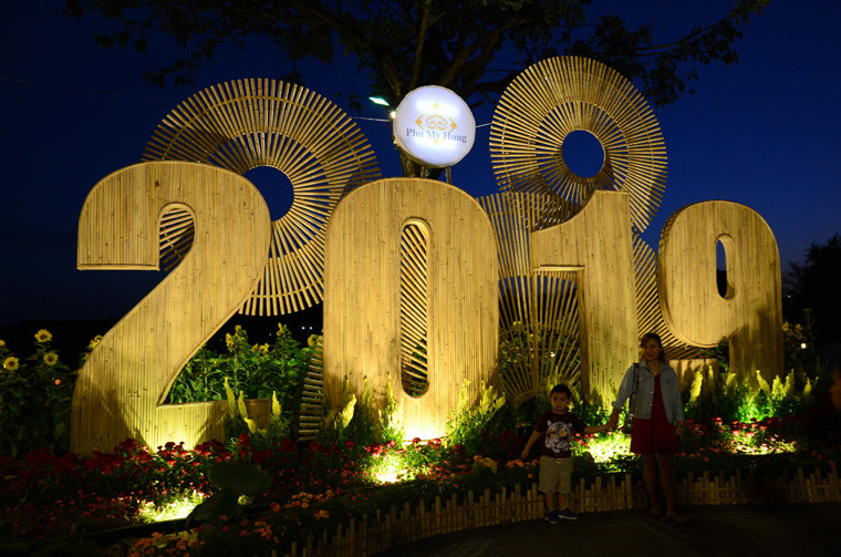 Từ ngày 23 Tết Kỷ Hợi 2019, Hội chợ hoa xuân Phú Mỹ Hưng (quận 7, TP HCM) đã chính thức được khai mạc đón hàng vạn người dân và du khách đến tham quan, chụp ảnh. Linh vật năm Hợi với muôn kiểu “heo vàng” khiến du khách thích thú.