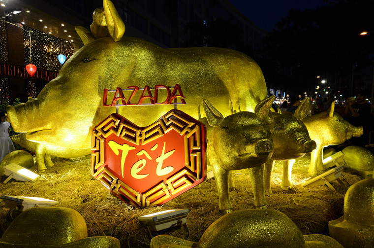 Heo vàng xuống phố vui xuân...