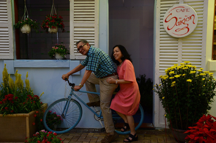 Ngay sau khai mạc, chợ hoa ở khu đô thị lớn nhất Sài Gòn thu hút hàng ngàn lượt người đến tham quan, chụp ảnh xuân.