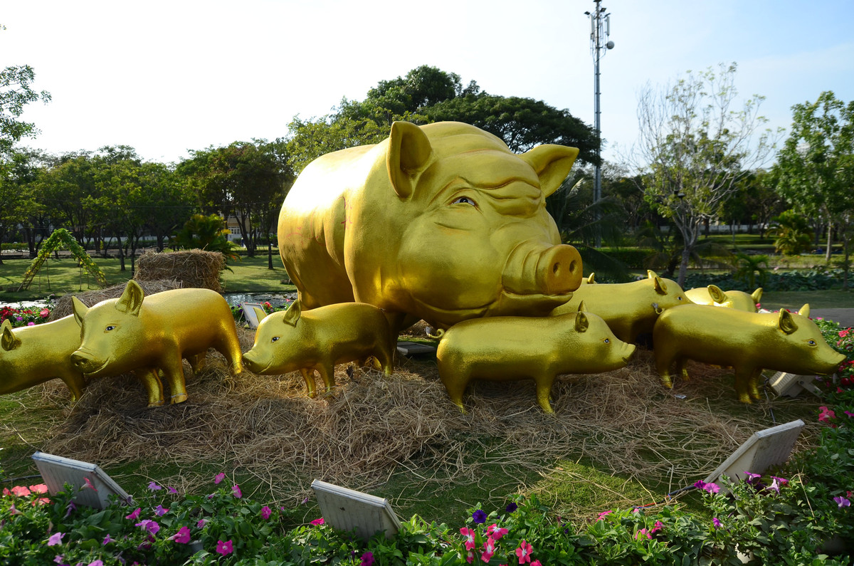 Đặc biệt, tại Hội hoa xuân Phú Mỹ Hưng, hình ảnh linh vật năm Kỷ Hợi với muôn kiểu "heo vàng" khiến du khách vô cùng thích thú.