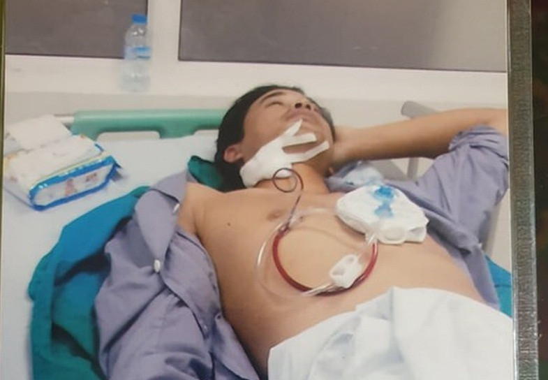 Cụ thể, thời điểm đó, bà Lý cùng con trai là Mai Thế Duy đến trụ sở Công an phường Trần Lãm (TP Thái Bình). Tại đây, mẹ con bà đã bị Đường “Nhuệ” và đàn em đóng cửa phòng đánh ngay tại phòng tiếp dân Công an phường Trần Lãm dẫn đến việc con trai bà bị thương tật 15%. Bà Đinh Thị Lý cho biết, một ngày sau buổi ra phường, nhóm giang hồ tiếp tục đến nhà bà chửi rủa, đập phá camera.