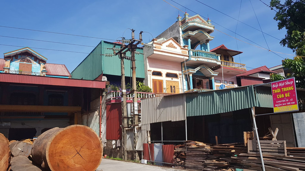 Nói về việc đường dây điện 35 Kv nằm sát nhà dân tại ven đường quốc lộ 37, đoạn qua thị trấn Gia Lộc không đảm bảo an toàn, ông Trần Xuân Huấn cho biết, hiện tại tại khu vực này có rất nhiều điểm vi phạm hành lang an toàn lưới điện. Điện lực Gia Lộc đã thông báo và hàng năm UBND huyện đã thông báo rất nhiều lần. Tuy nhiên, đó là tồn tại của lịch sử để lại.