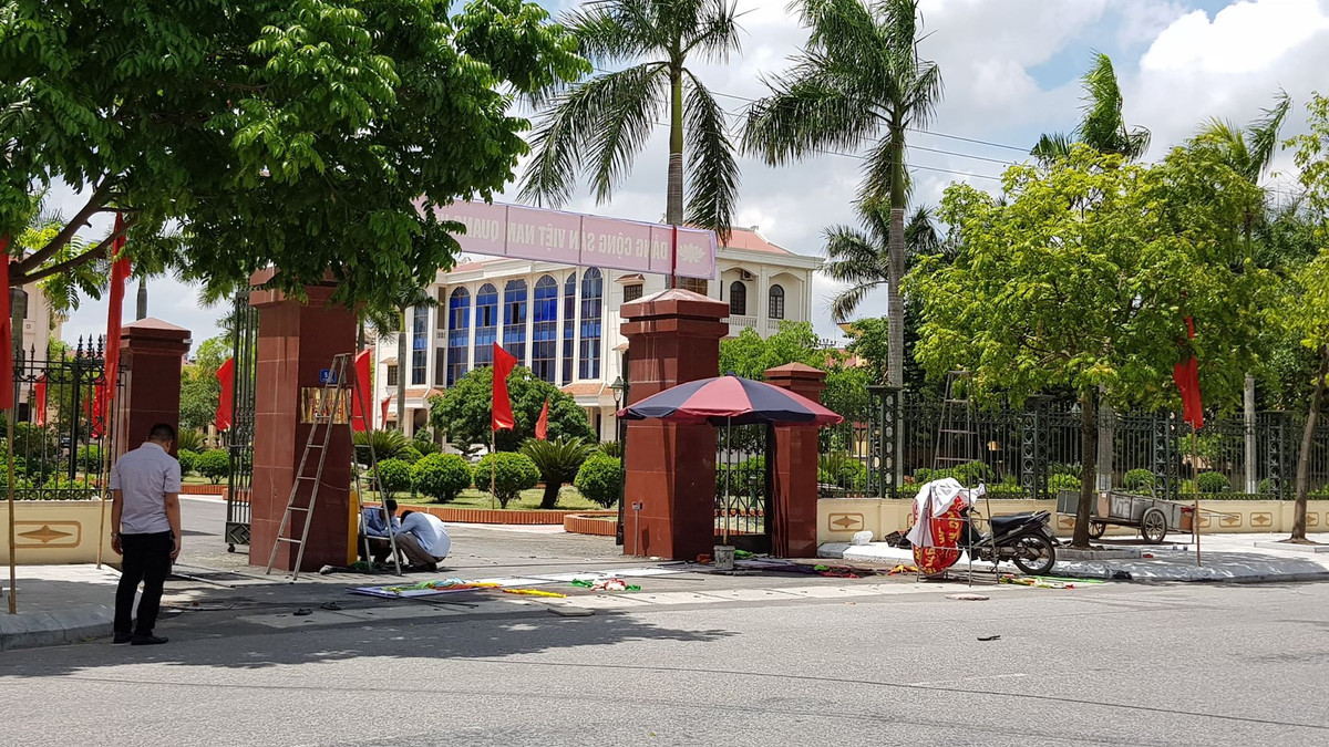 Danh tính 3 công dân gồm Nguyễn Khắc Đạt (SN 1992, khu 2, thị trấn Gia Lộc), Hoàng Văn Tuyền (SN 1989, thôn Lương Nham, xã Yết Kiêu, huyện Gia Lộc, tỉnh Hải Dương) và Tăng Văn Tâm (SN 1988, thôn Đồng Bào, xã Gia Xuyên, TP Hải Dương). Ngay khi xảy ra vụ việc thương vong vì bỏng điện, ba nạn nhân đã được đưa đi cấp cứu. Tuy nhiên, anh Hoàng Văn Tuyền và Tăng Văn Tâm tử vong. Nạn nhân Nguyễn Khắc Đạt hiện đang được cấp cứu tại Bệnh viện Đa khoa tỉnh Hải Dương.