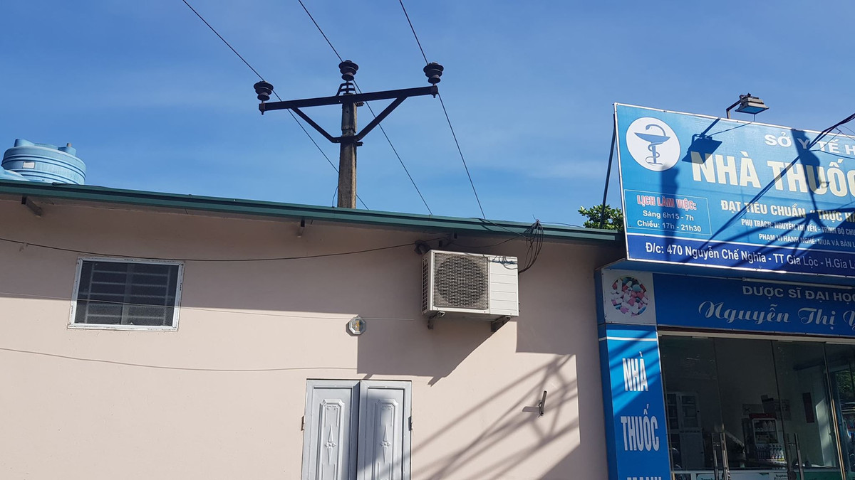 Đường dây điện chỉ cách nóc nhà dân chưa đến 2 mét, không đảm bảo khoảng cách an toàn.