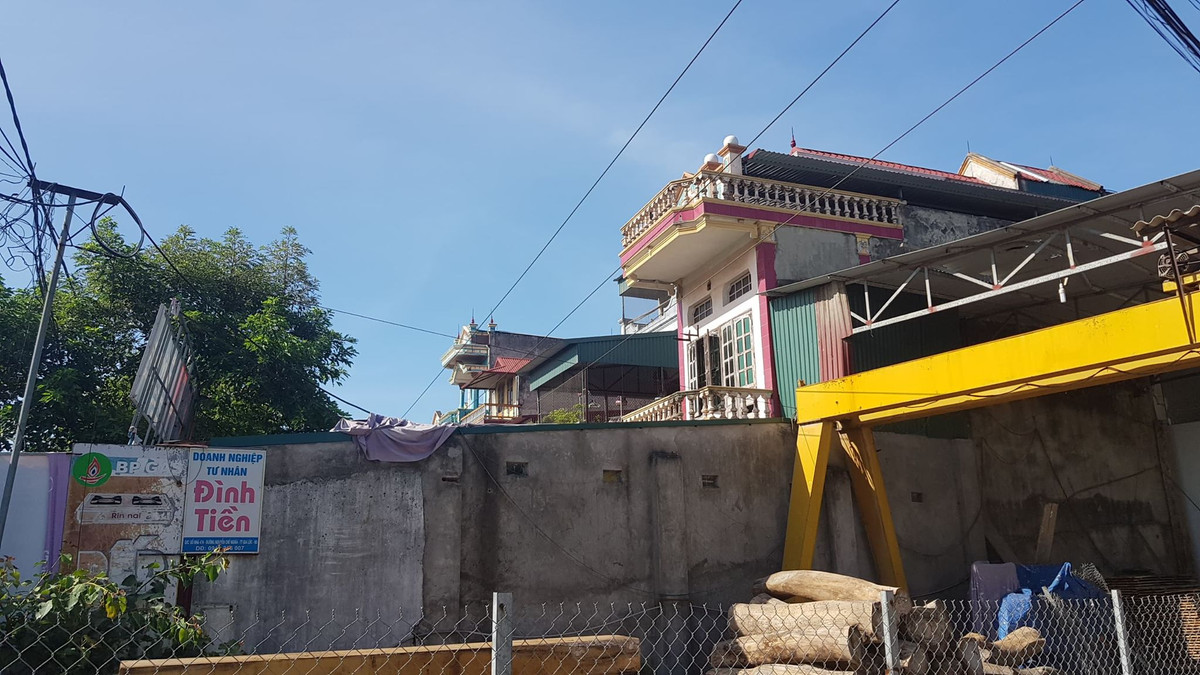 Trước đó, Kiến Thức đã đưa tin, vào 10h30 ngày 19/6, khi căng treo pano tại cổng trụ sở Huyện ủy ở số 52, đường Lê Thanh Nghị (thị trấn Gia Lộc, huyện Gia Lộc, tỉnh Hải Dương), ba công nhân ngã từ trên cao xuống đất vì bỏng điện.