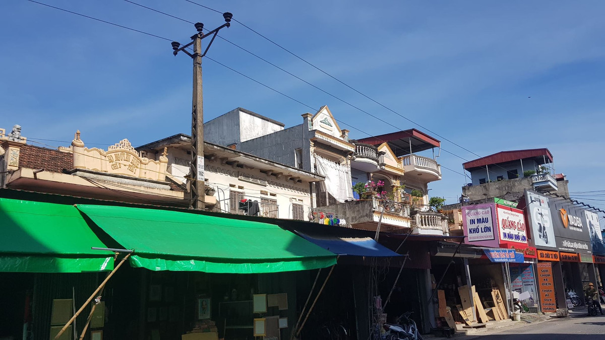 Tuy nhiên, theo tìm hiểu của PV, từ những năm 2004, tỉnh Hải Dương đã có chủ trương hạ ngầm đường điện ở thị trấn Gia Lộc. Thời điểm đó, ngoài việc di chuyển đường dây, còn có phương án làm hệ thống thoát nước cho thị trấn với tổng kinh phí khoảng 40 tỷ đồng. Thế nhưng do nguồn kinh phí quá lớn nên việc di chuyển đường dây không thực hiện được. Đến năm 2017, việc hạ ngầm đường dây điện 35 kV ở thị trấn Gia Lộc được khởi động trở lại, giao cho Tổng công ty Điện miền Bắc thực hiện. Tuy nhiên đến nay vẫn chưa được triển khai.