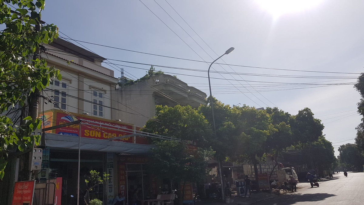 Sau khi xảy ra sự việc 3 công nhân bị điện giật dẫn đến thương vong, nhiều hộ dân cũng phản ánh việc đường dây điện 34 Kv qua địa phận thị trấn Gia Lộc nằm sát nhà dân, không đảm bảo an toàn hành lang lưới điện. Thực tế, ghi nhận của PV, tại khu vực dân cư ven quốc lộ 37 qua thị trấn Gia Lộc, đường dây điện 35 Kv nằm sát nhà dân đúng như phản ánh.