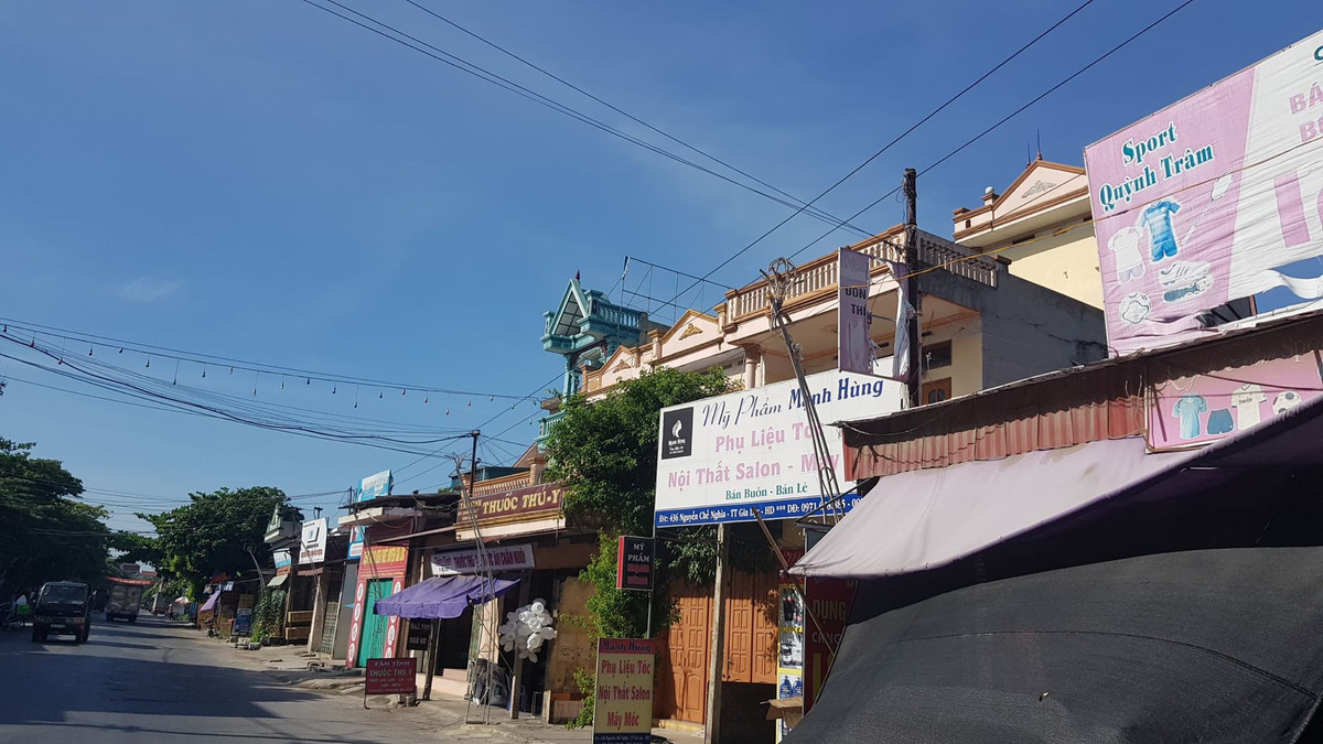 Đường dây 35 Kv nằm sát nhà dân.