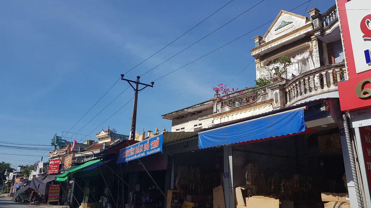 Theo ông Huấn, bất cập như phản ánh là đúng nhưng để giải quyết phải có lộ trình. “Các hộ dân đang xây dựng không được cấp phép, người ta tự ý xây dựng trong hành lang an toàn điện. Hiện Công ty Điện lực Hải Dương cũng có kế hoạch trình các cấp phê duyệt sẽ hạ ngầm đường dây điện, giải phóng hành lang.