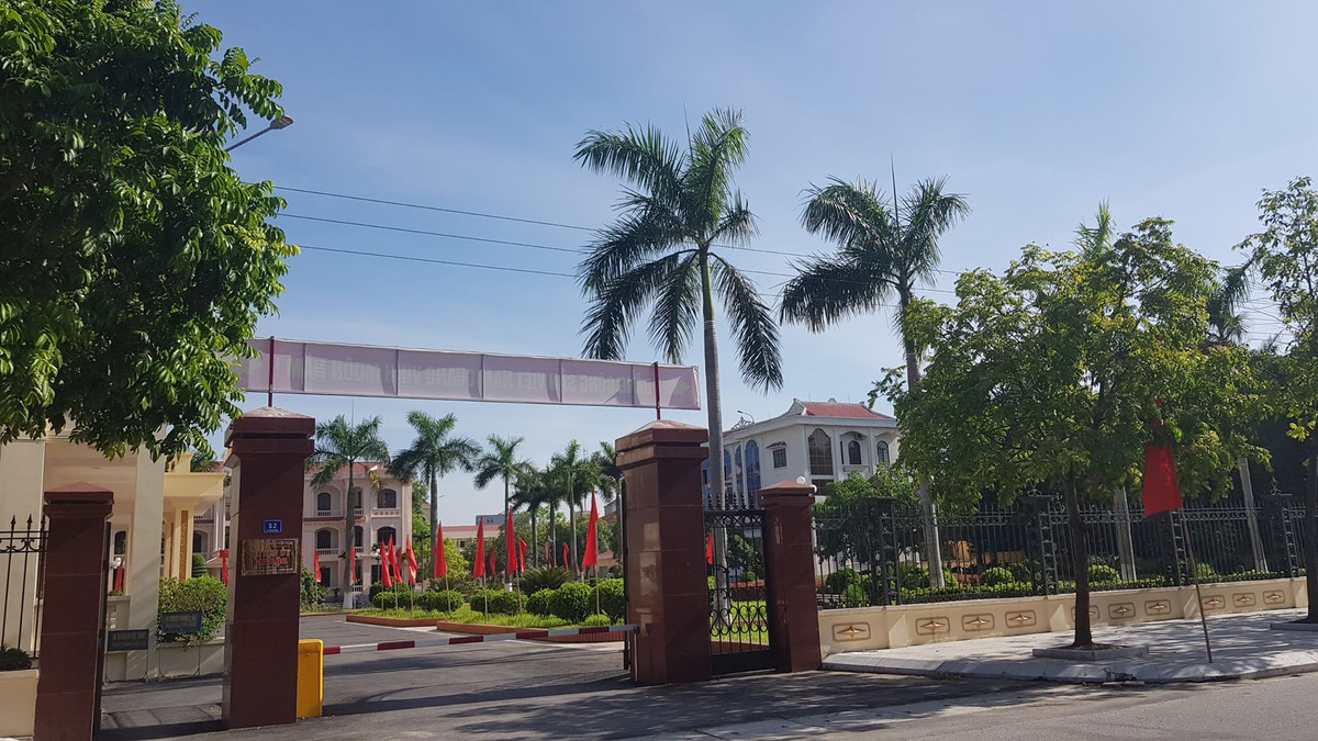 Trao đổi với PV, ông Trần Xuân Huấn, Giám đốc Điện lực Gia Lộc (tỉnh Hải Dương) cho biết, liên quan vụ 3 công nhân gặp nạn khi treo pano tại cổng Huyện ủy Gia Lộc, đường Lê Thanh Nghị (thị trấn Gia Lộc), các cơ quan chức năng đã có thông cáo báo chí thông tin ban đầu về vụ việc trên và hiện cũng chưa có thông tin để trao đổi với báo chí.