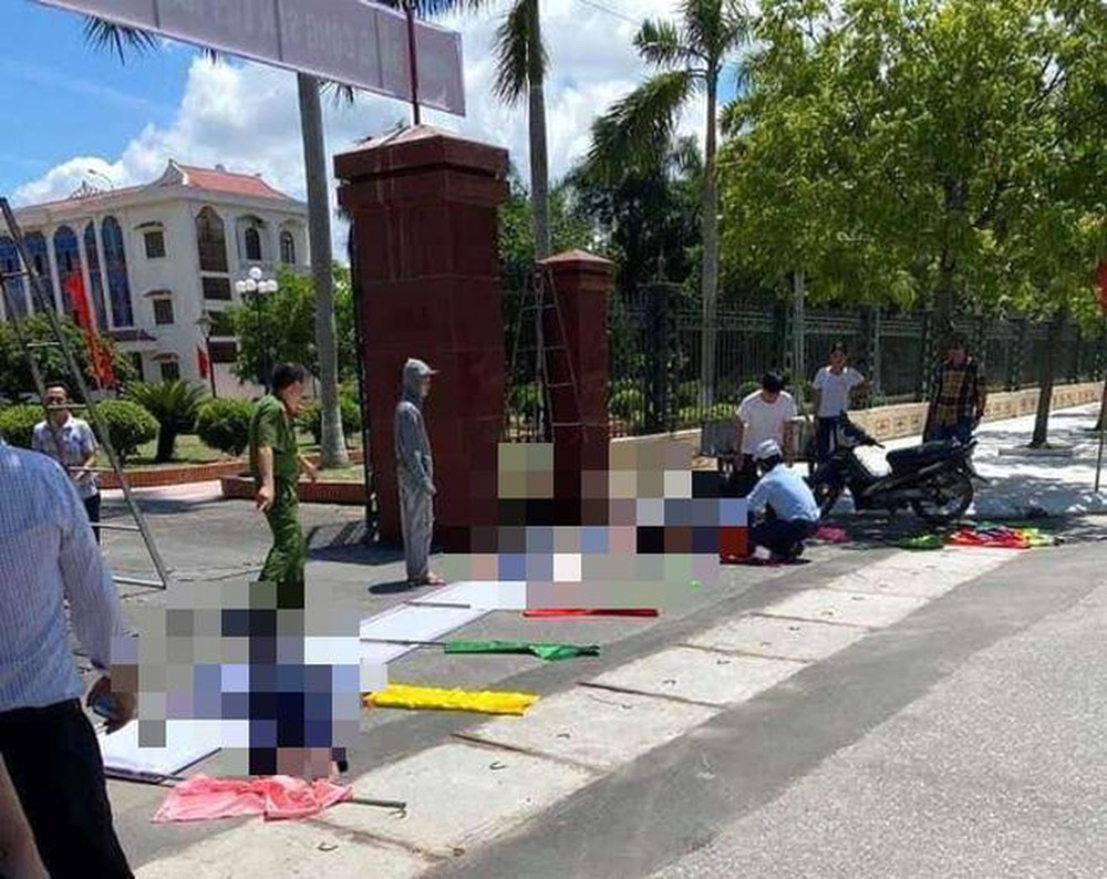 Đại diện Công an huyện Gia Lộc cho biết, sau khi xảy ra sự việc, Công an huyện Gia Lộc đã phối hợp với Viện Kiểm sát nhân dân huyện Gia Lộc và các phòng chuyên môn nghiệp vụ Công an tỉnh Hải Dương tiến hành khám nghiệm hiện trường, khám nghiệm tử thi và tập trung điều tra xác minh làm rõ nguyên nhân xảy ra sự việc. Quá trình xác minh bước đầu xác định, nguyên nhân dẫn đến thương vong cho 3 nạn nhân là do bỏng điện. 