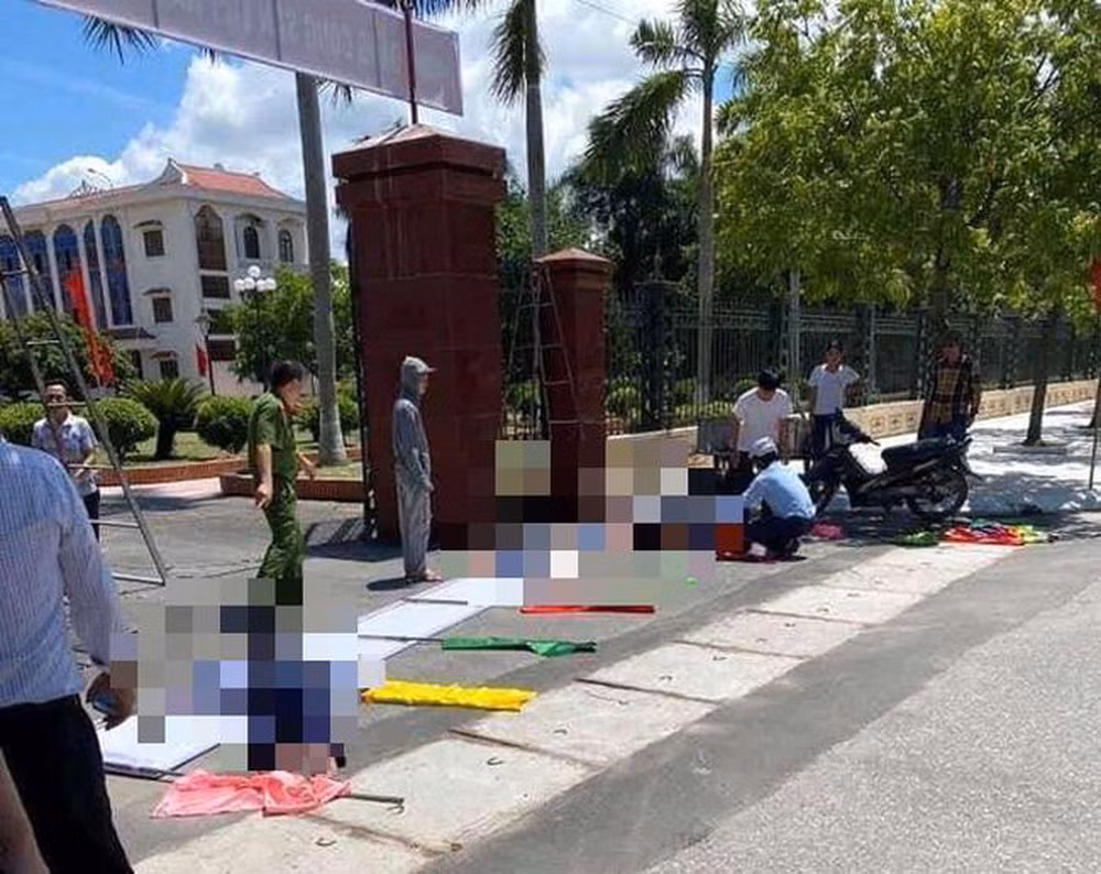 Đại diện Công an huyện Gia Lộc cho biết, sau khi xảy ra sự việc, Công an huyện Gia Lộc đã phối hợp với Viện Kiểm sát nhân dân huyện Gia Lộc và các phòng chuyên môn nghiệp vụ Công an tỉnh Hải Dương tiến hành khám nghiệm hiện trường, khám nghiệm tử thi và tập trung điều tra xác minh làm rõ nguyên nhân xảy ra sự việc. Quá trình xác minh bước đầu xác định, nguyên nhân dẫn đến thương vong cho 3 nạn nhân là do bỏng điện. 