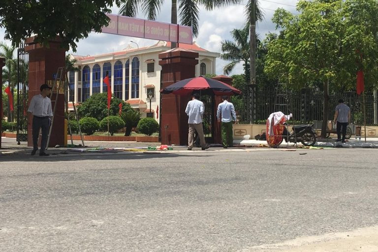 Được biết, việc các công dân căng treo pano cổng Huyện ủy Gia Lộc là thực hiện công tác tuyên truyền trực quan phục vụ các nhiệm vụ chính trị của huyện trong thời gian sắp tới. Trung tâm Văn hóa – Thể thao huyện giao cho cán bộ phụ trách công tác tuyên truyền triển khai thực hiện việc căng, treo pano dọc đường Lê Thanh Nghị (thị trấn Gia Lộc, huyện Gia Lộc), trong đó có trụ sở Huyện ủy Gia Lộc và các công dân trên được thuê để triển khai. Clip Chết oan vì điện giật, được bồi thường 1,3 tỷ đồng. Nguồn: VTC 1.