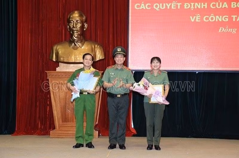 Đồng thời, Thiếu tướng Lê Tấn Tới cũng đã trao quyết định Bộ trưởng Công an nghỉ hưu theo chế độ đối với Đại tá Nguyễn Văn Kim - Phó Giám đốc và Đại tá Trần Thị Ngọc Thuận - Phó Giám đốc Công an tỉnh Đồng Nai.