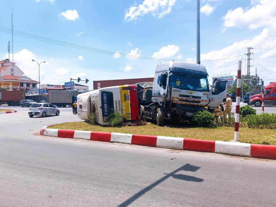 Hai Duong: Xe dau keo dam lat xe buyt tren Quoc lo 5