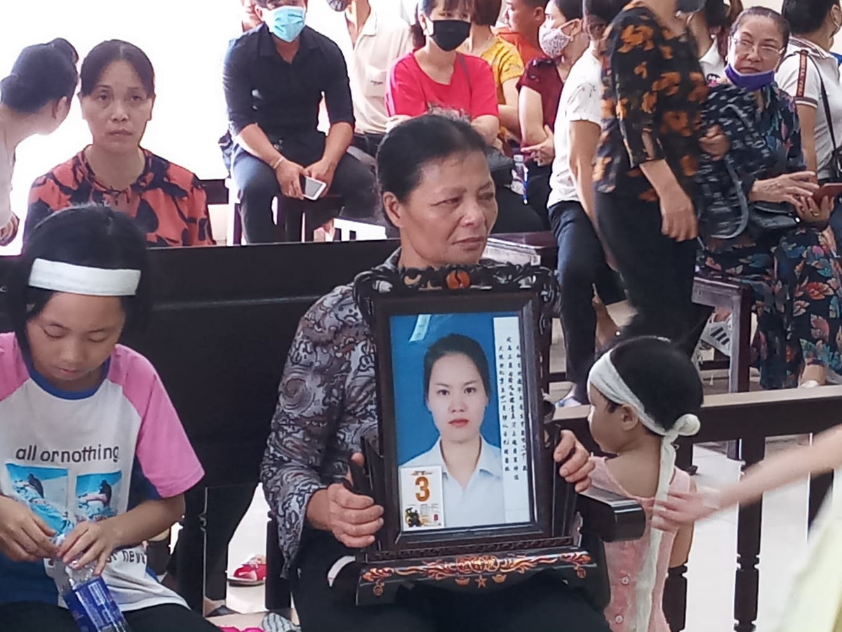 Đáng chú ý, thời điểm bắt đầu phiên xét xử, trong phần làm thủ tục, qua báo cáo từ thư ký phiên tòa, bị cáo Lại Thị Kiều Trang không có mặt tại toà. Ngoại trừ bị cáo Trang, đại diện bị hại và những người liên quan đều có mặt đầy đủ. Đáng chú ý là chị Đàm Thị Hải Y và chồng là Phạm Văn Q cũng có mặt từ rất sớm với vai trò là người có quyền lợi, nghĩa vụ liên quan.