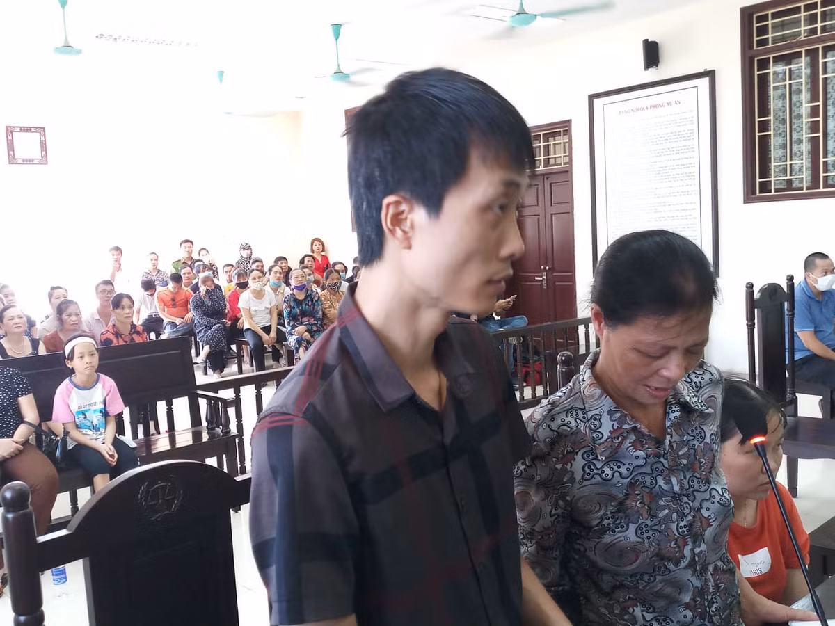 Theo thông tin từ chủ tọa phiên tòa, bị cáo Trang hiện sức khỏe yếu không đảm bảo thể tham gia phiên toà. Do đó, Hội đồng xét xử quyết định hoãn phiên tòa vì sự vắng mặt của bị cáo Lại Thị Kiều Trang. Dự kiến phiên tòa sẽ được mở lại vào lúc 7h30, ngày 17/7.