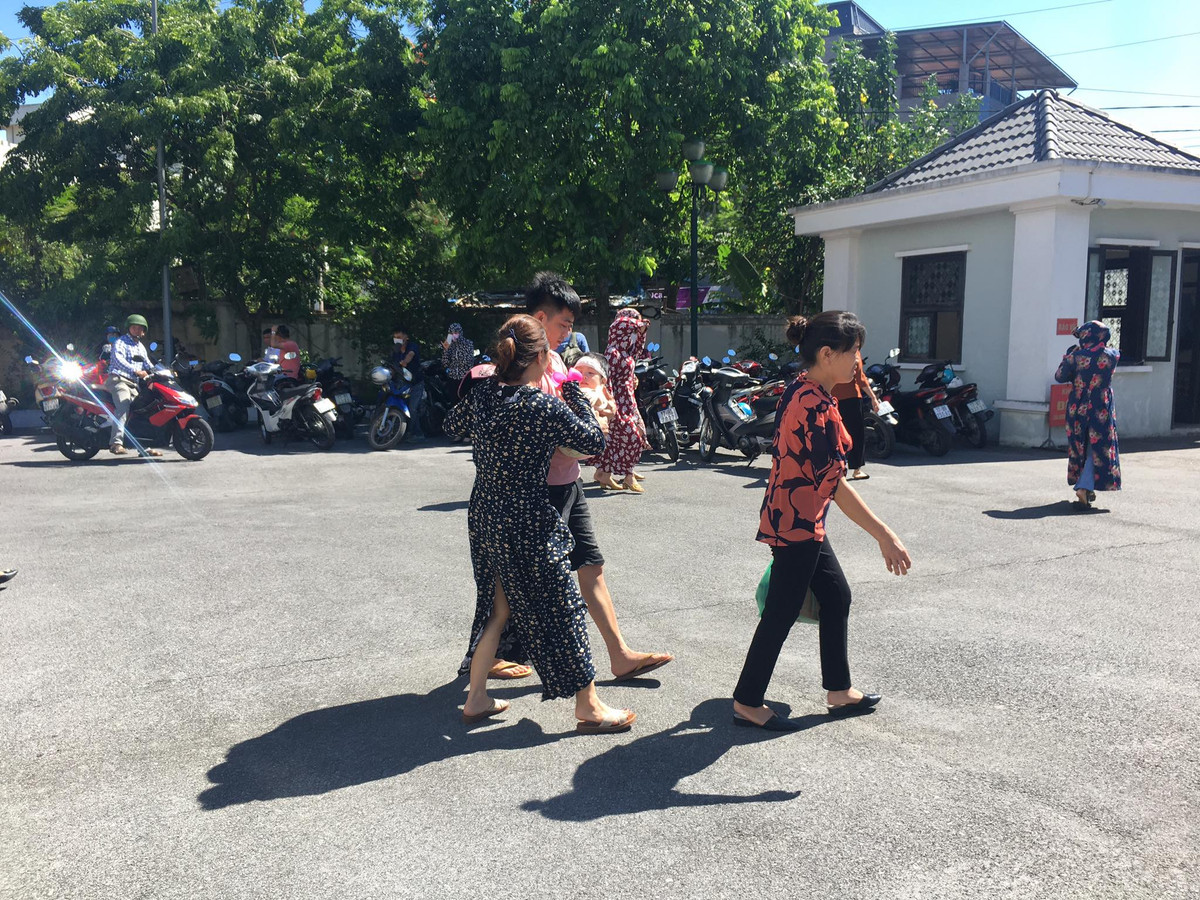 Quá trình điều tra, cơ quan công an nhận thấy anh Phạm Văn Q (30 tuổi, ở Kiến Xương là chồng chị Y) công tác tại Bệnh viện Phổi Thái Bình có quan hệ tình cảm với em họ của vợ là Lại Thị Kiều Trang. Sau đó, do không còn tình cảm với Trang nên anh Q đề nghị chấm dứt qua lại. Không đồng ý và cho rằng anh Q chia tay mình là để “toàn tâm, toàn ý” với chị Y nên Trang ghen tuông và nảy ra ý định đầu độc chị họ của mình là chị Đ.T.Y. (30 tuổi, cán bộ Bệnh viện Phổi tỉnh Thái Bình là vợ của anh Q.).