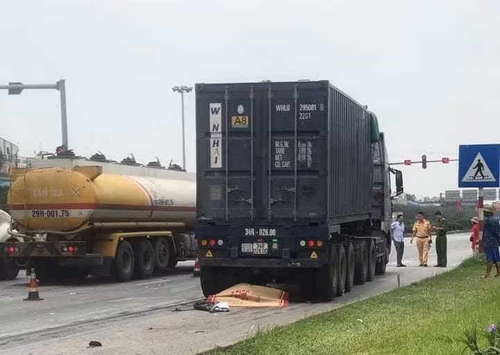 Hai Duong: Container va cham xe mo to, mot nguoi chet tham-Hinh-2