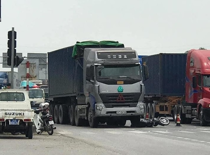 Hai Duong: Container va cham xe mo to, mot nguoi chet tham