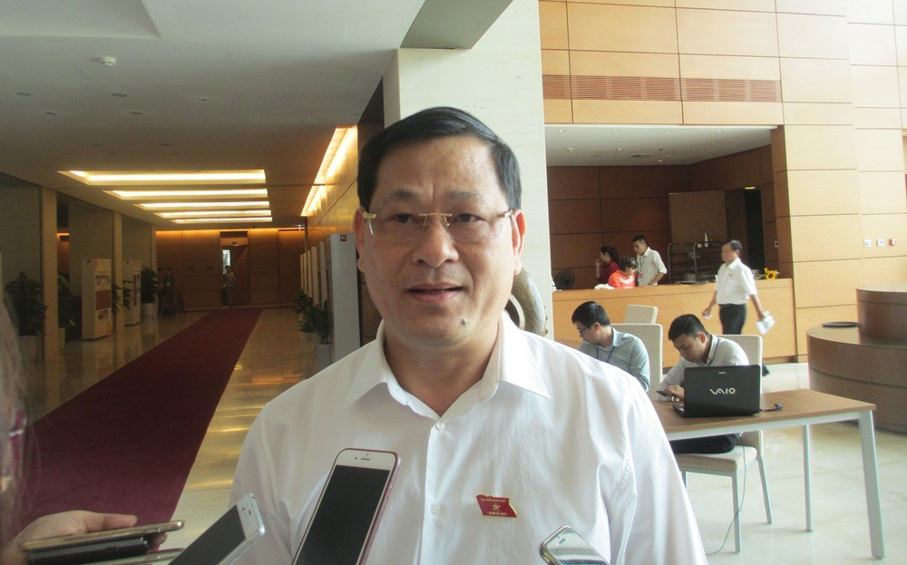 Bên hành lang Quốc hội ngày 8/11/2016, đại biểu Nguyễn Hữu Cầu nói: Trong công tác quản lý cán bộ, những cán bộ có vi phạm, có nguy cơ sai phạm dứt khoát cơ quan phải biết, phải phòng ngừa bỏ trốn, làm bậy. 