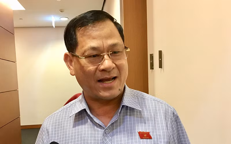 Sáng 6/11/2017, bên hành lang Quốc hội, đại tá Nguyễn Hữu Cầu, Giám đốc Công an tỉnh Nghệ An đã đã có trao đổi ngắn với báo chí xung quanh Nghị quyết 112 của Chính phủ về việc đồng ý bỏ các thủ tục về sổ hộ khẩu, giấy chứng minh nhân dân trong quản lý dân cư để thống nhất việc quản lý bằng mã số định danh cá nhân. Ông đánh giá bỏ hộ khẩu là "chủ trương hợp lý" và đã có quá trình chuẩn bị. Điều này vừa giảm bớt thủ tục để bộ máy nhà nước vận hành nhanh chóng hiệu quả, vừa tiết kiệm kinh phí...