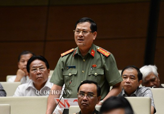 Ông còn được biết đến là một đại biểu Quốc hội có những phát ngôn làm nóng nghị trường. Qua 9 kỳ họp Quốc hội, thiếu tướng Nguyễn Hữu Cầu đã gây ấn tượng với những phát ngôn “cân não”, không ngại đụng chạm nhiều người.