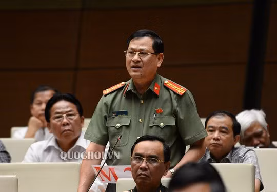 Ông còn được biết đến là một đại biểu Quốc hội có những phát ngôn làm nóng nghị trường. Qua 9 kỳ họp Quốc hội, thiếu tướng Nguyễn Hữu Cầu đã gây ấn tượng với những phát ngôn “cân não”, không ngại đụng chạm nhiều người.