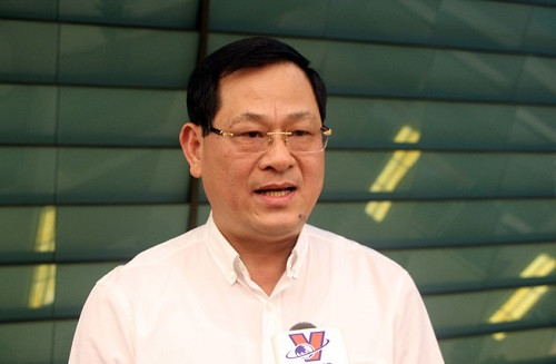 Trao đổi với báo chí bên hành lang Quốc hội sáng 7/6/2018 về dự thảo Luật Công an nhân dân sửa đổi có đề xuất phong hàm cấp tướng cho công an cấp tỉnh , đại biểu Nguyễn Hữu Cầu nói rằng, bản chất của cấp bậc, quân hàm chính là vấn đề tiền lương. Đồng thời chỉ rõ một số bất cập điều chỉnh cấp tướng đưa về cho công an các địa phương như sự không công bằng trong vấn đề cấp hàm, cũng là GĐ nhưng Giám đốc Công an TPHCM và Giám đốc Công an Hà Nội là trung tướng còn giám đốc công an các địa phương khác lại chỉ là đại tá. Thậm chí, Phó Giám đốc Công an Hà Nội, Phó Giám đốc Công an TPHCM còn được phong thiếu tướng. Theo tôi, không thể có chuyện như thế. Đã có nhiều đại biểu là giám đốc công an tỉnh xin đi làm Phó Giám đốc Công an Hà Nội, Phó Giám đốc Công an TPHCM để được phong hàm tướng nhưng không được...