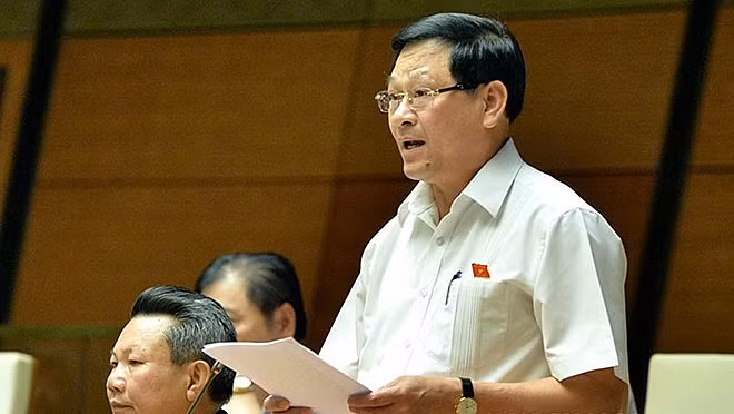 Ngày 5/6/2019, trong phiên chất vấn Quốc hội, đại biểu Nguyễn Hữu Cầu có đặt ra vấn đề, hiện nay các dự án của ngành giao thông vận tải có nhiều hạn chế, trong đó nổi lên là các vấn đề chậm tiến độ, đội vốn, chất lượng kém và đặt ra câu hỏi cho Bộ trưởng Bộ GTVT “Tôi muốn hỏi Bộ trưởng là trách nhiệm cá nhân có quy đến cùng không hay chỉ là tập thể thôi?”. Ông Cầu thẳng thắn nói rằng: “Không phải chỉ có 5 dự án đường sắt mà chúng ta mới đội vốn đâu. Ở trong tài liệu kiểm toán, chúng tôi nghiên cứu thì còn có nhiều dự án đội vốn rất lớn và đề nghi Bộ trưởng phải xem lại. Quan điểm của tôi là phải quy trách nhiệm đến cùng của những cá nhân nào để gây ra tình trạng thất thoát nặng như thế này.”.