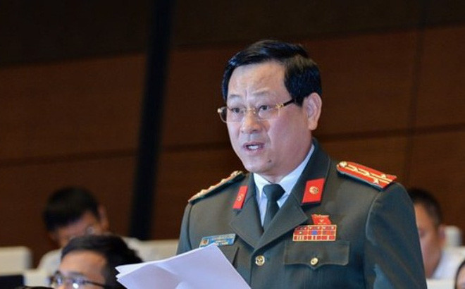 Tại Kỳ họp thứ 2, chất vấn Bộ trưởng Bộ Công thương về vấn đề bổ nhiệm cán bộ và quản lý thị trường, ĐBQH Nguyễn Hữu Cầu thẳng thắn: Quá trình bổ nhiệm cán bộ, người nhà trong thời gian vừa qua được Bộ Công thương giải thích là đúng quy trình, vấn đề xả lũ cũng được cho là đúng quy trình.“Tuy nhiên, có thể quy trình không sai nhưng yếu tố chính là có những cán bộ, công chức tha hóa đã khiến quy trình bị sai. Vậy, liệu sắp tới Bộ trưởng có biện pháp mạnh tay để xử lý những cán bộ tha hóa này không”?