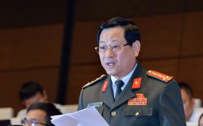 Tại Kỳ họp thứ 2, chất vấn Bộ trưởng Bộ Công thương về vấn đề bổ nhiệm cán bộ và quản lý thị trường, ĐBQH Nguyễn Hữu Cầu thẳng thắn: Quá trình bổ nhiệm cán bộ, người nhà trong thời gian vừa qua được Bộ Công thương giải thích là đúng quy trình, vấn đề xả lũ cũng được cho là đúng quy trình.“Tuy nhiên, có thể quy trình không sai nhưng yếu tố chính là có những cán bộ, công chức tha hóa đã khiến quy trình bị sai. Vậy, liệu sắp tới Bộ trưởng có biện pháp mạnh tay để xử lý những cán bộ tha hóa này không”?