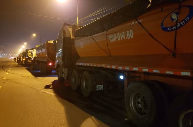 Trước đó, dưới sự chỉ đạo của đại tá Vũ Hồng Văn, Công an tỉnh Đồng Nai đã vây bắt đoàn xe “vua” gồm 27 xe đầu kéo và xe tải hạng nặng của Công ty TNHH TM Âu Châu và Công ty TNHH MTV Ngọc Minh Anh rạng sáng ngày 15/4, điều tra ban đầu, đã phát hiện nhiều sai phạm trong việc điều hành, vận chuyển của doanh nghiệp quản lý đoàn xe này. 