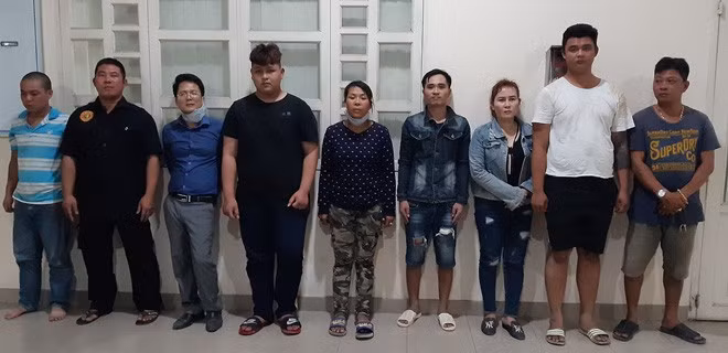 Các đối tượng trong băng nhóm này thường dùng vũ lực đe dọa khống chế buộc những người bán hàng tại khu vực này phải nộp tiền bảo kê để được buôn bán từ 1 đến 1,5 triệu đồng/tháng. Không chỉ có bảo kê thu tiền “xâu” đối với những người bán hàng mà băng nhóm này còn bảo kê cả việc cho vay nặng lãi và đòi nợ thuê tại nhiều khu nhà trọ lân cận KCN Thạnh Phú thuộc huyện Vĩnh Cửu; phường Trảng Dài, Tân Phong thuộc TP Biên Hòa. 