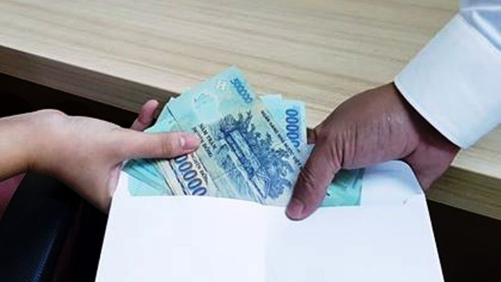 Thieu uy cong an Binh Duong nhan hoi lo: Se bi “xu” ra quan?