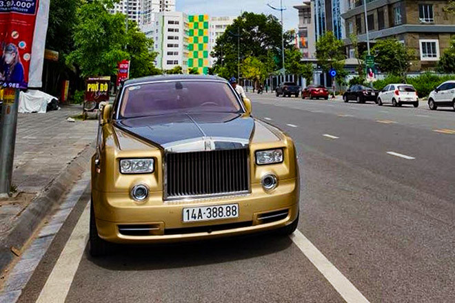 Cơ quan đăng kiểm cho biết, chủ xe Rolls-Royce Phantom BKS14A-38888 là bà Trương Thị Hồng Dung (trú tại Móng Cái). Tuy nhiên, một nguồn tin khác cho hay, chủ nhân thực sự của siêu xe này là một đại gia khác cũng ở TP Móng Cái. Video Cận cảnh siêu xe Rolls Royce bốc cháy ngùn ngụt ở Quảng Ninh (Nguồn: VTC Now)