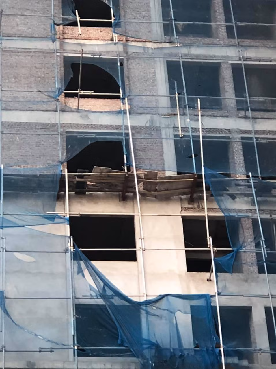 Thi cong toa nha Hoa Xa - Hai Duong, 2 cong nhan nga gian giao thuong vong-Hinh-2