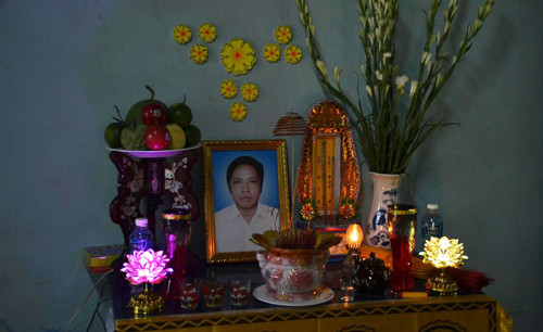 Gia đình đau đớn khi một lúc chịu cảnh tang tóc trước sự ra đi của 2 anh em anh Nhẫn. Gia đình đau đớn khi một lúc chịu cảnh tang tóc trước sự ra đi của 2 anh em anh Nhẫn.