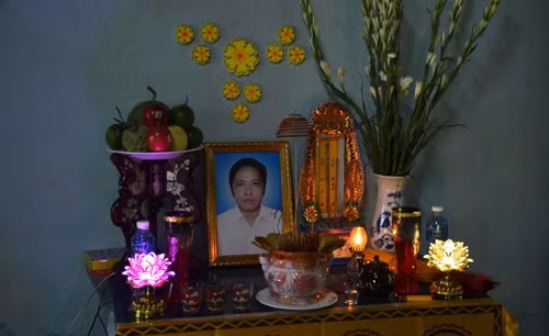 Gia đình đau đớn khi một lúc chịu cảnh tang tóc trước sự ra đi của 2 anh em anh Nhẫn.