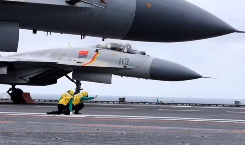 Nhiều chiếc J-15 vẫn sử dụng động cơ AL-31F do Nga chế tạo cho chiến đấu cơ Su-27.