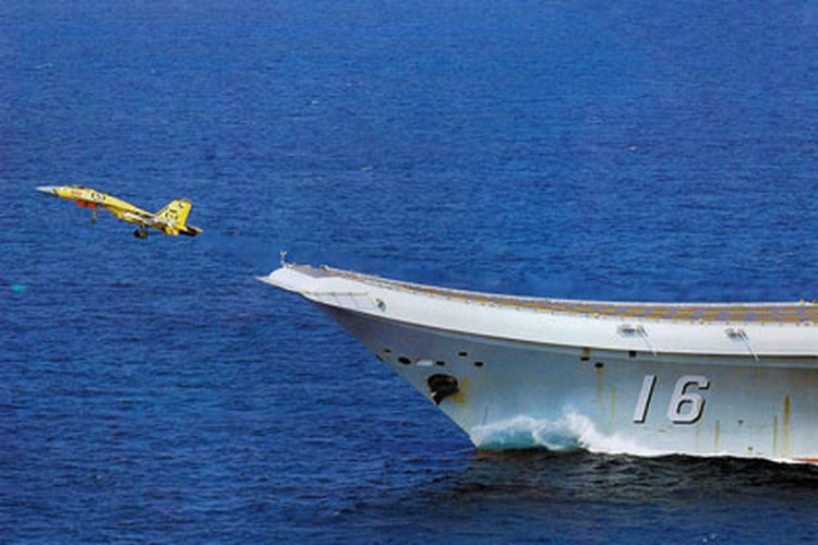 Tuy vậy do sử dụng kiểu cất cánh nhảy cầu nên khối lượng vũ khí chúng mang theo chỉ hơn 3,3 tấn, thấp hơn nhiều so với mức trên 8 tấn của dòng tiêm kích hạm F/A-18E/F Super Hornet.