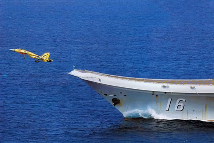 Tuy vậy do sử dụng kiểu cất cánh nhảy cầu nên khối lượng vũ khí chúng mang theo chỉ hơn 3,3 tấn, thấp hơn nhiều so với mức trên 8 tấn của dòng tiêm kích hạm F/A-18E/F Super Hornet.