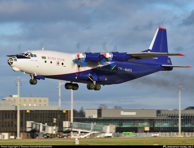 Trong điều kiện hình dạng, kích thước và chức năng, An-12 Cub rất tương đồng với chiếc C-130 Hercules của Mỹ. An-12 còn có một biến thể do Trung Quốc sản xuất với tên định danh Y-8.