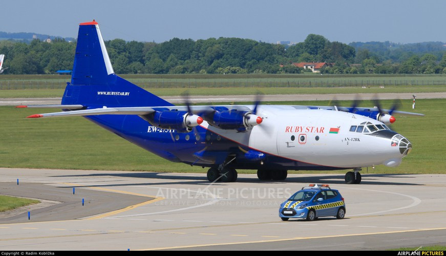 Động cơ cánh quạt Progress AI-20, công suất 3.000 kW mỗi chiếc, cho phép An-12 bay với tốc độ tối đa 777 km/h, tốc độ hành trình 670 km/h, trần bay 10.200 m, tải trọng lớn nhất 20.000 kg (hoặc 90 lính dù), tầm bay với tải trọng tối đa đạt 3.600 km.