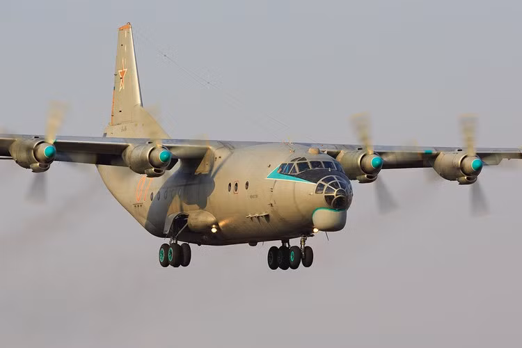 Có khoảng 25 chiếc An-12BK/PP/PPS (Cub-A/B/C/D) đã được sửa đổi thành máy bay tác chiến điện tử, phục vụ trong không quân và không quân hải quân Liên Xô.