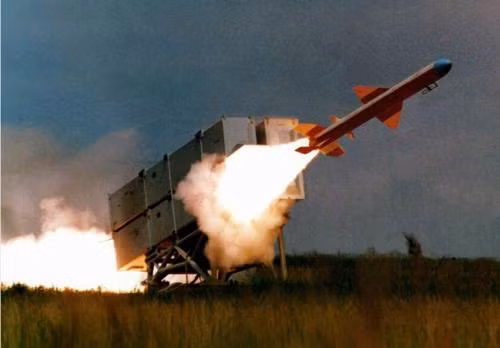 Theo tin của tờ Thời báo Hoàn cầu (Trung Quốc) ra ngày 9/4 cho biết, có bằng chứng cho thấy Iran đã triển khai hàng nghìn tên lửa chống hạm, cùng tên lửa phòng không và các hệ thống pháo tầm xa,đến khu vực gần eo biển Hormuz; những vũ khí này đều thuộc sở hữu của Vệ binh Cách mạng Hồi giáo Iran (IRGC).