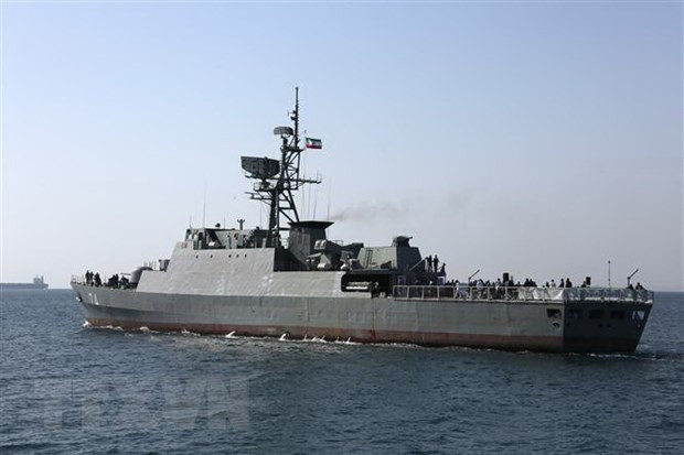 Trong bức ảnh chụp về bệ phóng tên lửa đa năng Fajr-3, có tầm bắn bao phủ hơn một nửa eo biểnHormuz. Điều đáng chú ý là tại căn cứ phòng không Khatam ol-Anbiatên, cũng xuất hiện một bệ phóng tên lửa chống hạm Noor do Iran chế tạo, được sao chép từ tên lửa chống hạm C-802 của Trung Quốc. Ảnh: TTXVN.