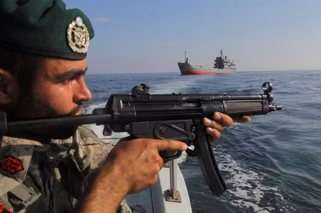 Gần đây, Iran đang tích cực phát triển lực lượng hải quân, theo các báo cáo phương tiện truyền thông phương Tây, Hải quân Iran đang lên kế hoạch đóng tàu khu trục có lượng giãn nước đến 6.000 tấn.